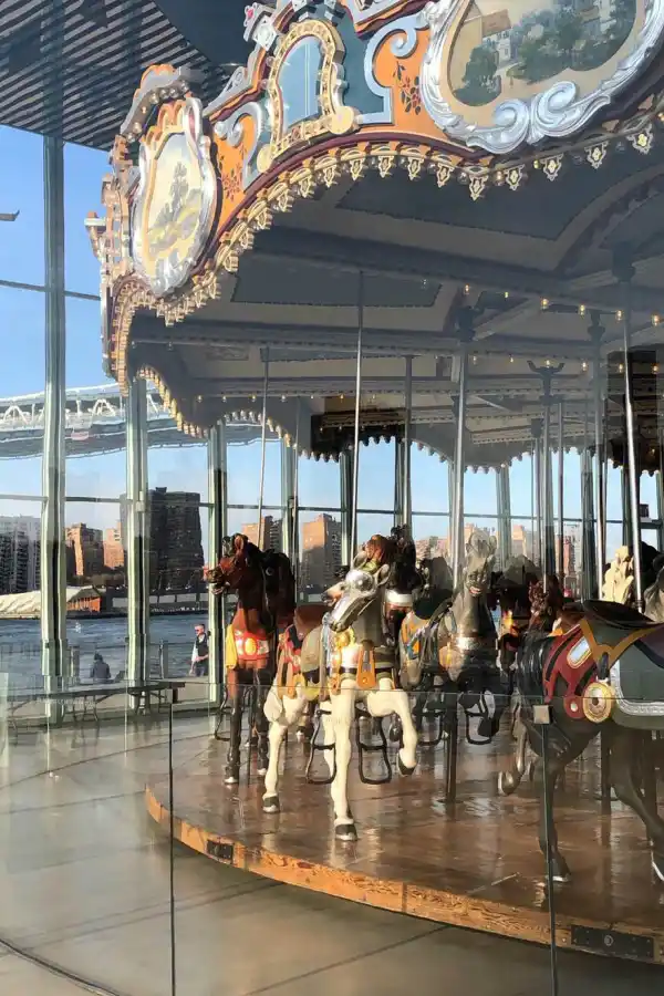 APAGADO. Jane’s Carousel Dumbo a oscuras, sin brillo. De no creer.