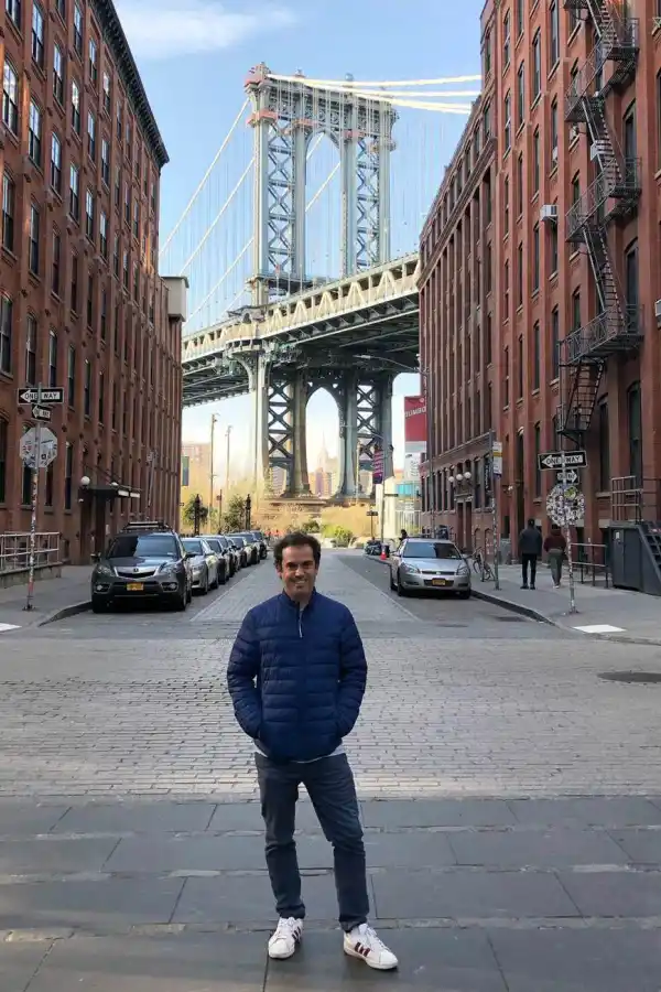 MANHATTAN BRIDGE. Guilla posa sobre una de las cuadras más concurridas de Nueva York. Está sola para él ahora.