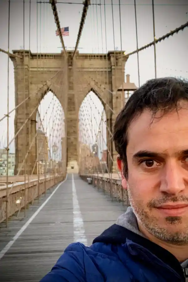 PARA ÉL SOLITO. El puente de Brooklyn totalmente despejado, solo en tiempos de coronavirus.