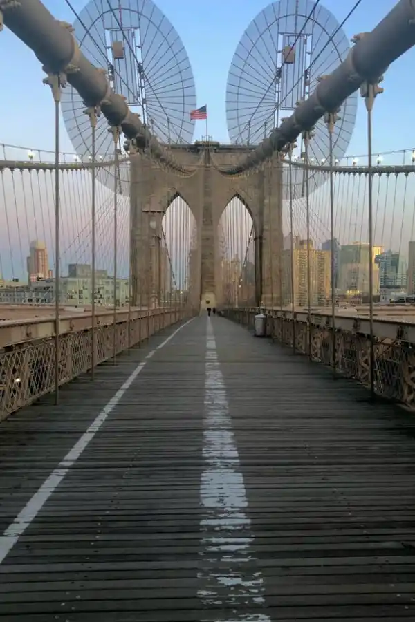 SIN TURISTAS. El puente de Brooklyn conecta a la ciudad con Manhattan, el epicentro de los negocios a nivel mundial. 