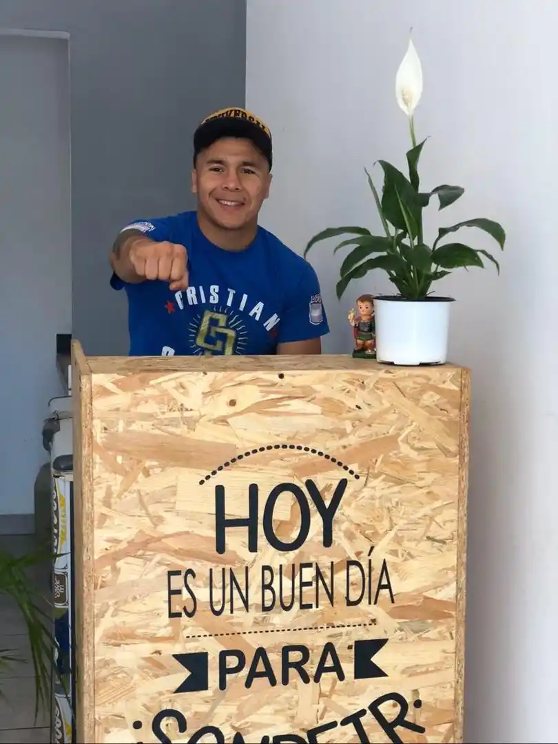 CON UN CLIENTE. Además de atender Coria habla de boxeo, de pollos y de la vida.