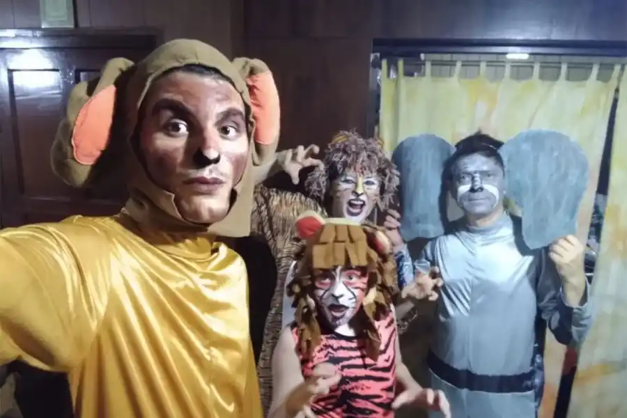 VIRAL TEMÁTICO. Lorena Campero posa junto a su esposo e hijos.