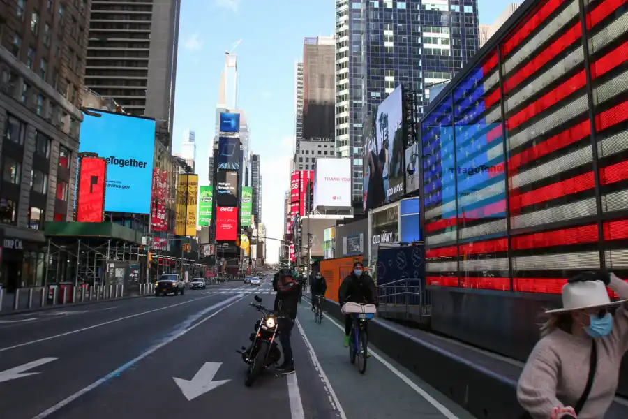EL CENTRO. Nueva York, con Times Square desierta, se convirtió en la ciudad con más casos actualmente en el planeta.