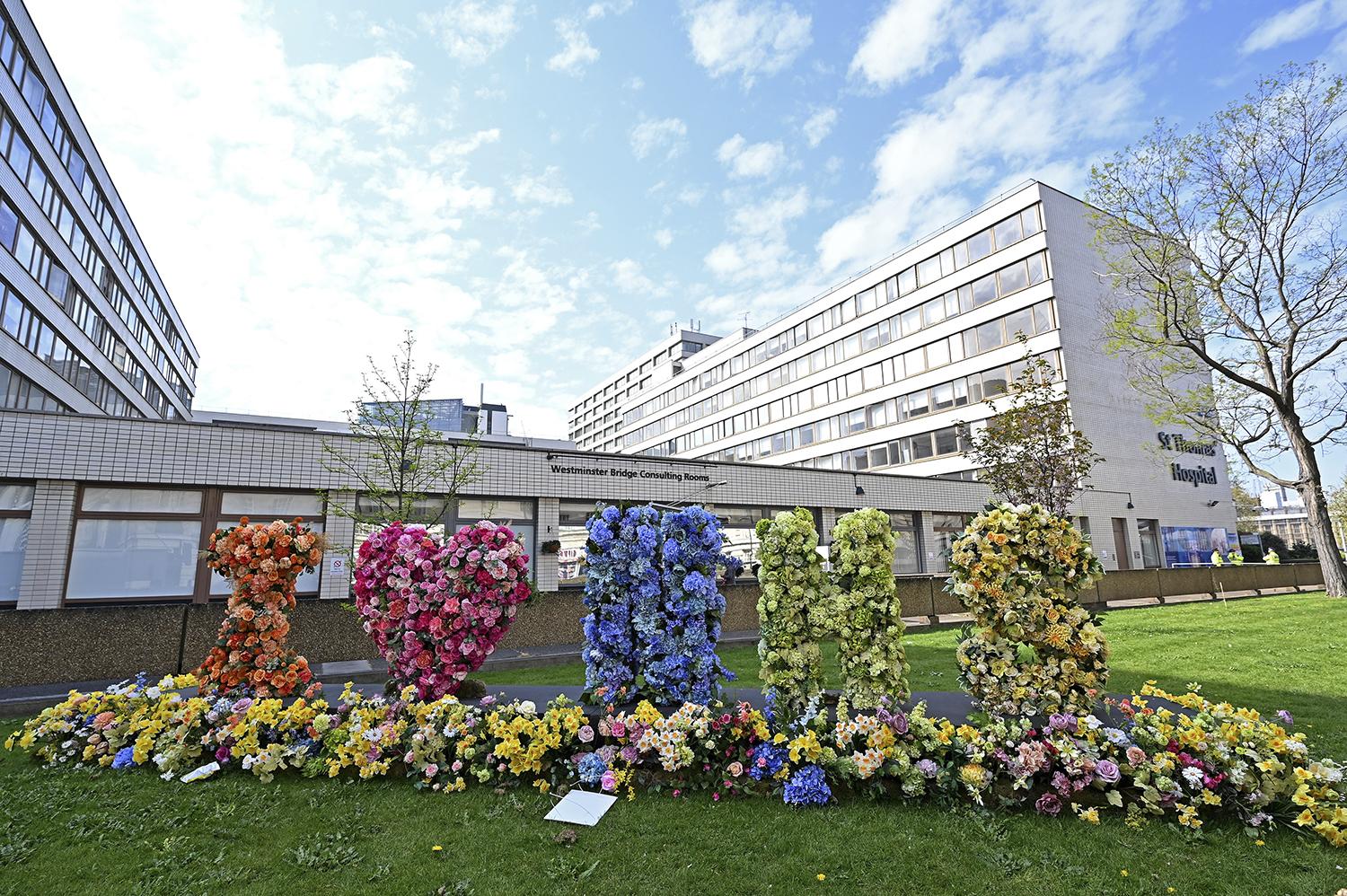 REINO UNIDO. Arreglo floral en las afueras del hospital donde estuvo internado Boris Johnson.