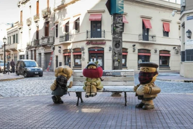 Desde Mafalda hasta Ginóbili: estatuas porteñas amanecieron con tapabocas