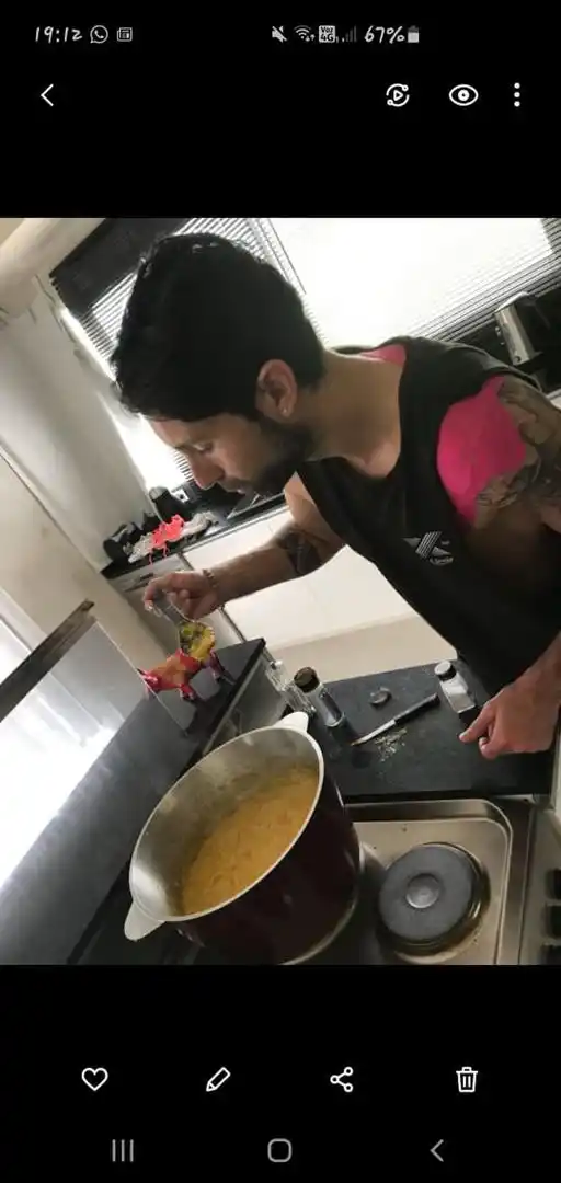 QUEHACERES. Cristian probando que la humita esté lista. En casa reparte las tareas con su esposa, Lorena.