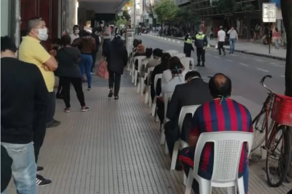 Nerviosismo y confusión en la reapertura de los bancos: cómo funciona el sistema de turnos