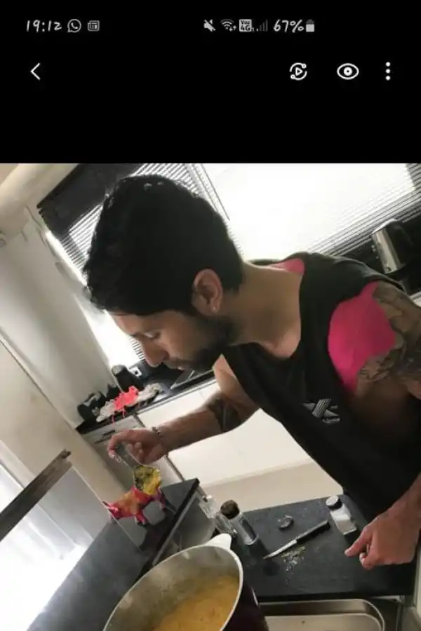 QUEHACERES. Cristian probando que la humita esté lista. En casa reparte las tareas con su esposa, Lorena.