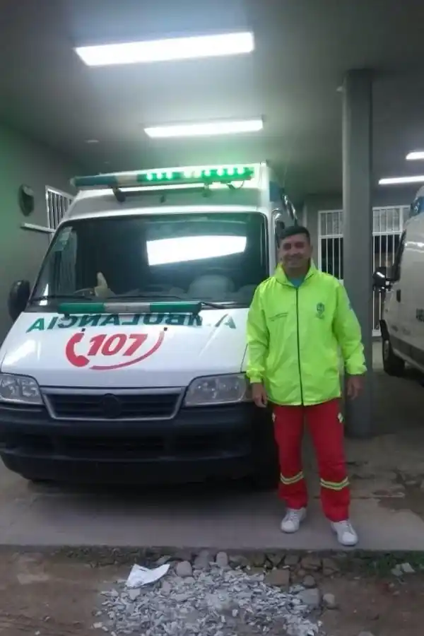 ALISTADO. Amaya, junto a la ambulancia del Siprosa que conduce. Tras su jornada laboral, lava todas sus ropas, y recién entonces se reúne con su familia.