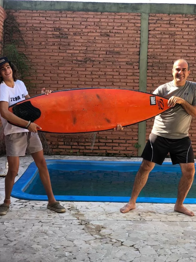 DIVERTIDOS. Santiago y su papá, Gonzalo, le ponen buena onda al aislamiento.  