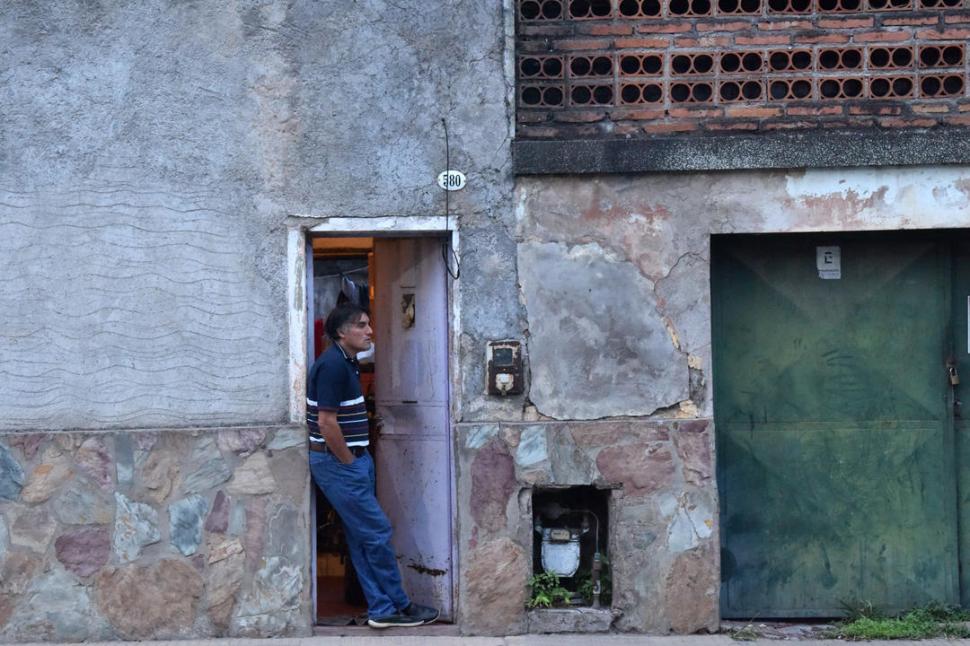 SÓLO HASTA LA PUERTA. Este vecino de La Ciudadela observa la quietud del barrio a causa de la cuarentena.