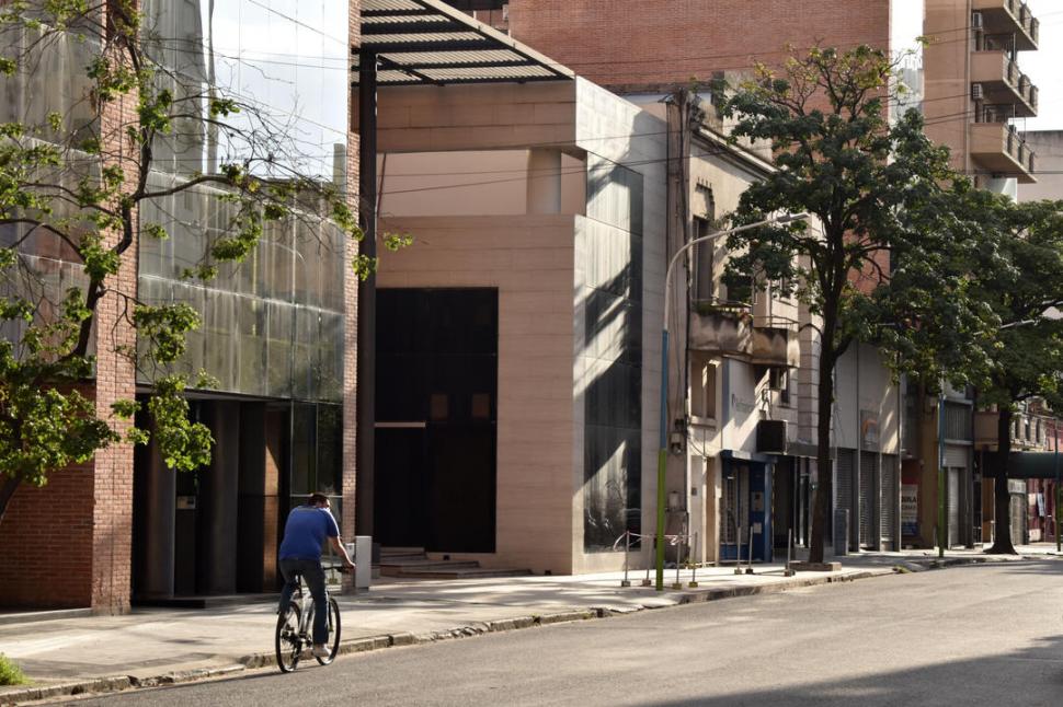 SILENCIO, ENCIERRO Y SOMBRAS. Imagen tranquila de una calle de la ciudad, donde un ciclista le pone vida.