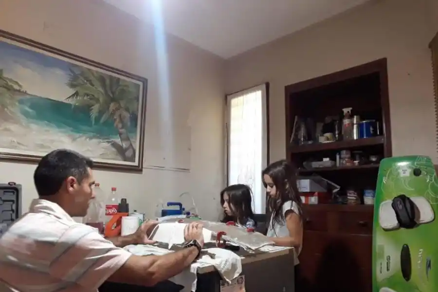 ATENTOS. “Leo” trabaja en el diseño del ala con las gemelas, Agostina y Delfina  