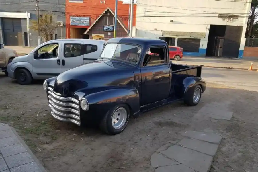 UNA PASIÓN. “Laucha” disfruta de los autos, y desde hace tres años está armando un Chevrolet 47. Sólo faltan detalles.