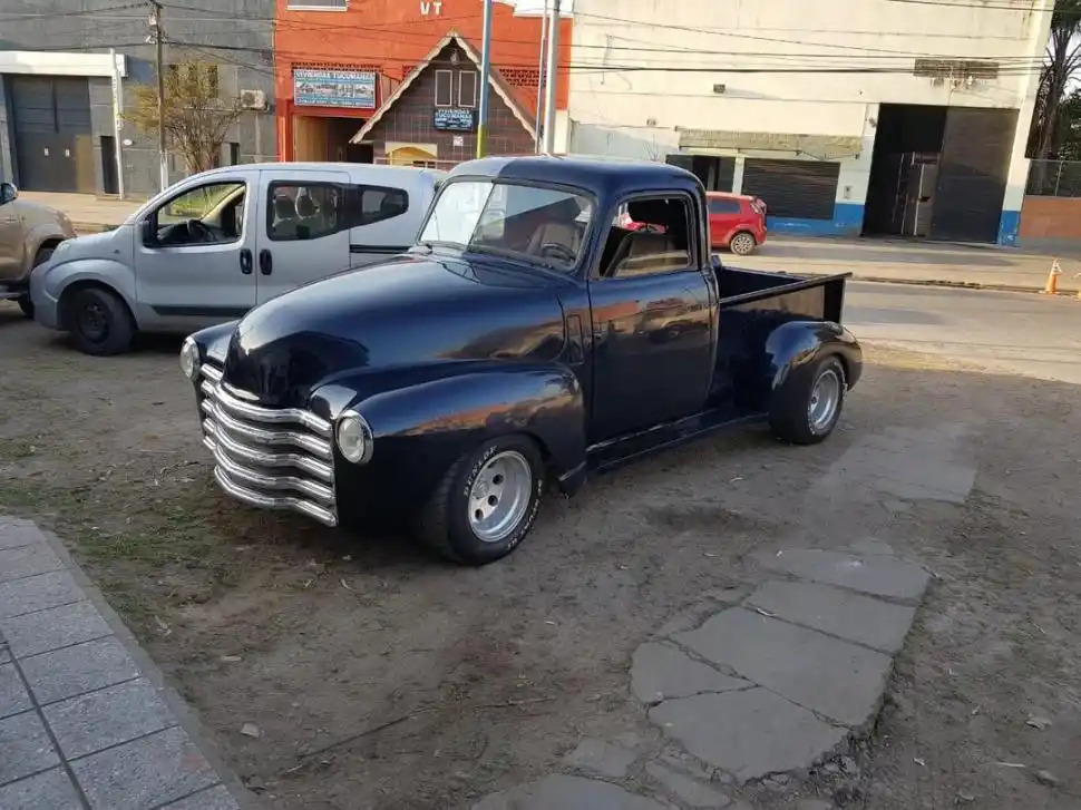 UNA PASIÓN. “Laucha” disfruta de los autos, y desde hace tres años está armando un Chevrolet 47. Sólo faltan detalles.