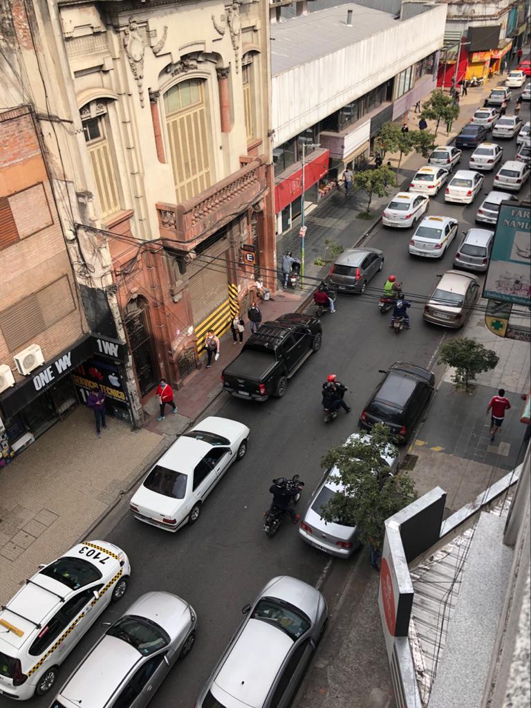 Inconsciencia al volante: un caos vehicular se produjo esta mañana en el centro tucumano
