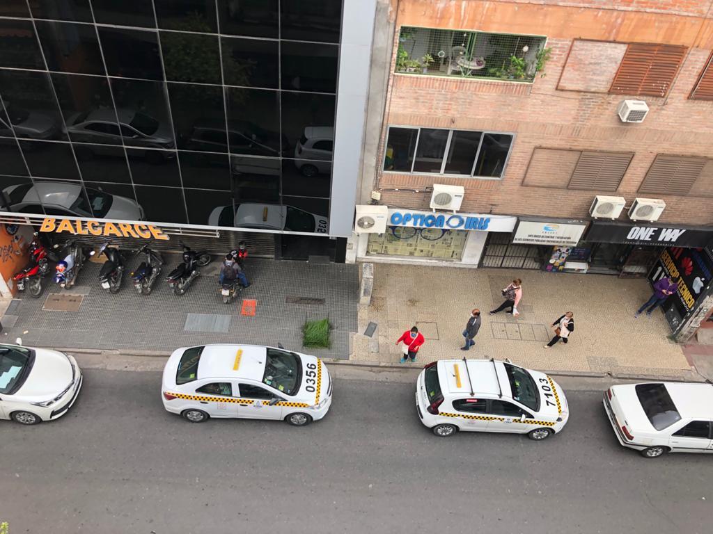 Inconsciencia al volante: un caos vehicular se produjo esta mañana en el centro tucumano
