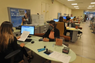 El sistema de turnos debutó con largas filas y demoras