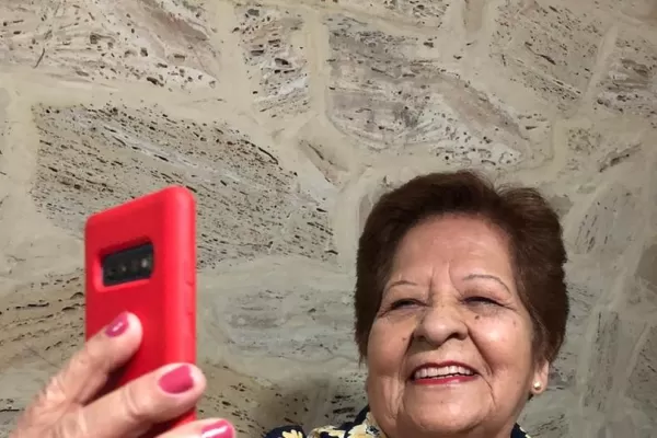 Historia de vida: con 80 años, disfruta el humor y hace videos para divertir a otros