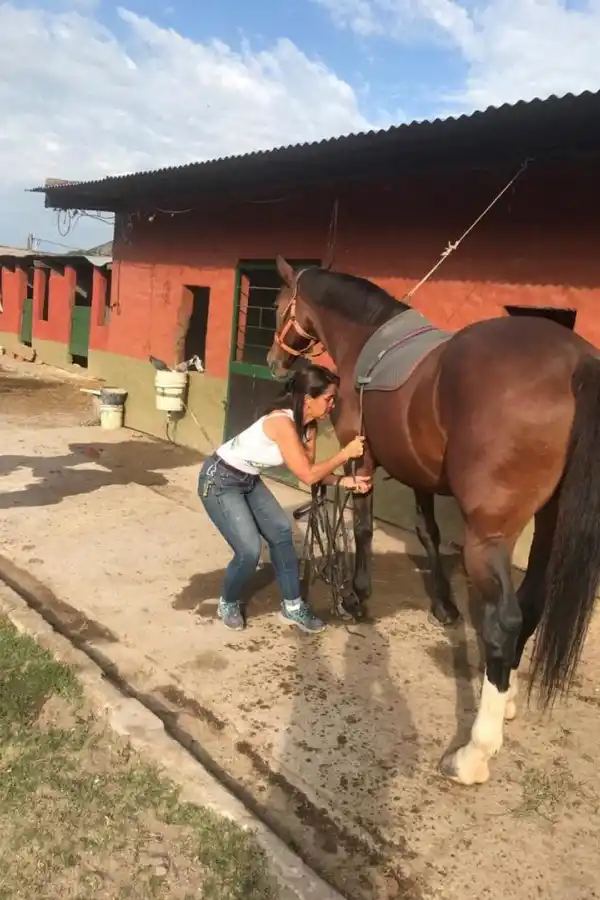 PREPARACIÓN. Verónica alista a su pupilo antes de comenzar la práctica. 