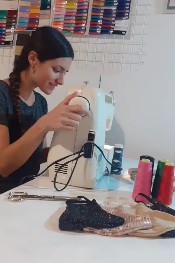 Mariana Ulla confeccionando barbijos.
