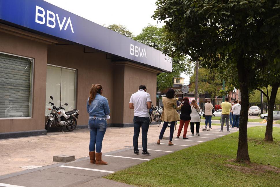RAYUELAS. En Yerba Buena, los clientes del banco de Aconquija y Florida respetan el distanciamiento social. 