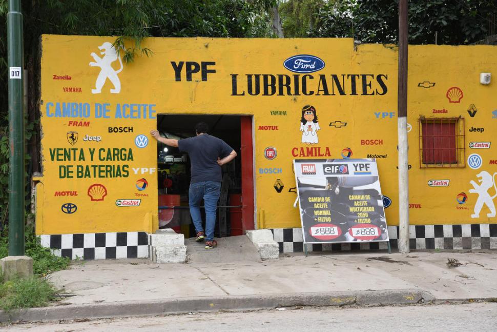 EXCEPCIÓN. Algunos lubricentros abrieron, pero para vender respuestos.
