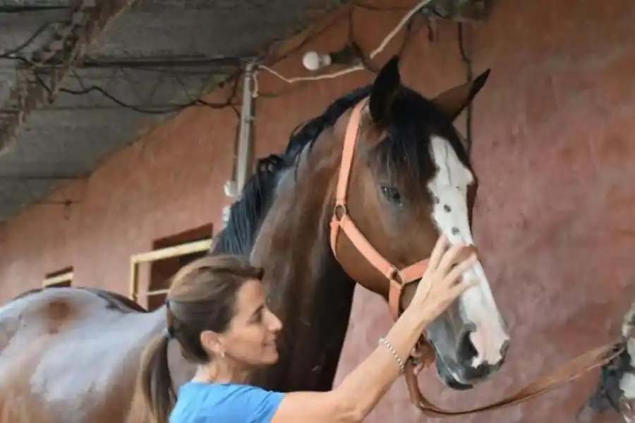 LIMPIEZA. Antes de finalizar la jornada, la amazona baña a sus pupilos.