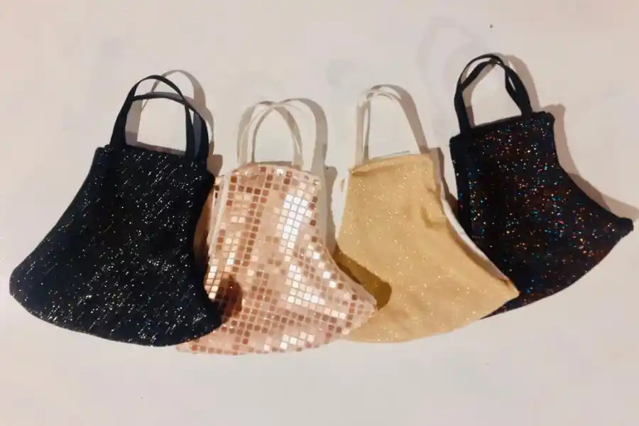 Barbijos de lurex y géneros brillosos para salir a la calle con onda.