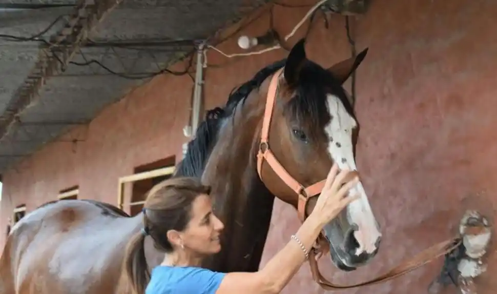 LIMPIEZA. Antes de finalizar la jornada, la amazona baña a sus pupilos.