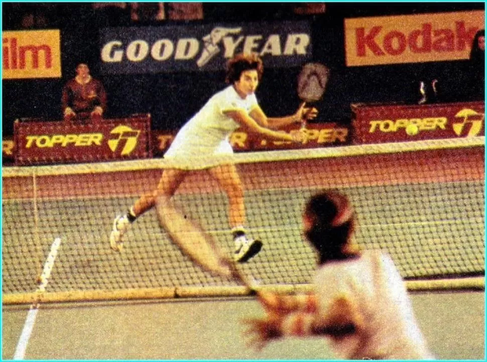 AGRESIVA. Los embates hacia la red eran comunes en el juego de Paz. Durante su carrera que se extendió desde 1984 a 1998, la tucumana fue más exitosa en dobles. 