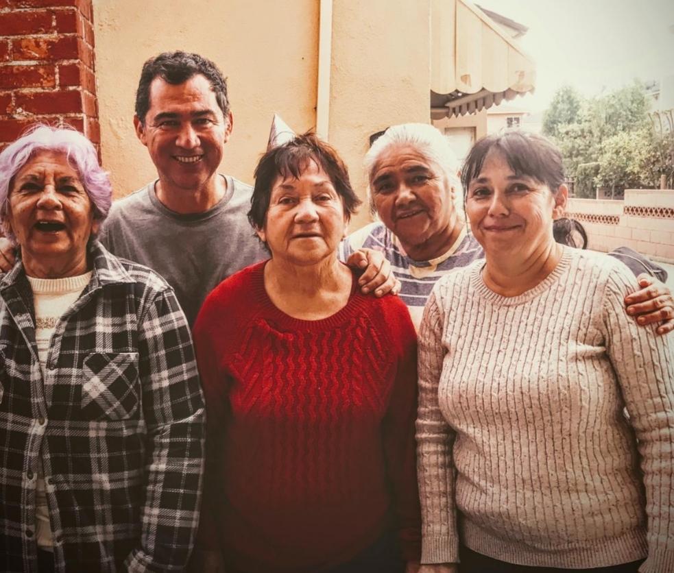 Reunión familiar en Estados Unidos; Cristina Leyva (derecha) también está en cuarentena.