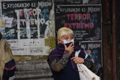 Los barbijos dominan la estética de la calle