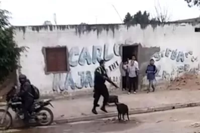 Batalla campal en Las Talitas entre vecinos y policías por no acatar la orden de cuarentena