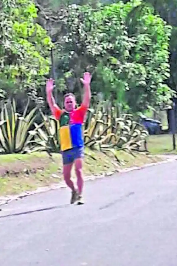 EL REGISTRO DE LA SALIDA DE LA CASA. Un portero de Los Azahares tomó esta foto: a continuación, Vallejo increpó a los guardias y al administrador.  