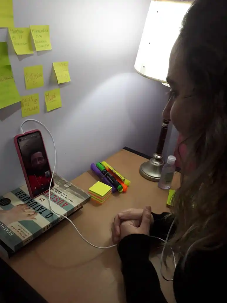 LEYENDA: ENCUENTROS. La estudiante de psicología María Paz López dialoga con Ernesto Romano y Santiago Seguro, colegas del proyecto de acompañamiento Psico Escucha Tucumán.