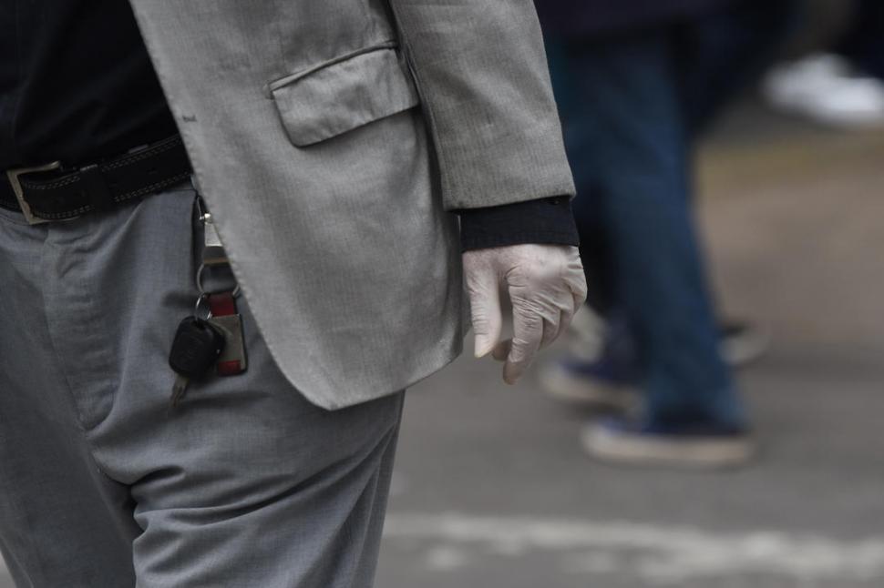 PRECAUCIONES. Con las manos bien enguantadas.