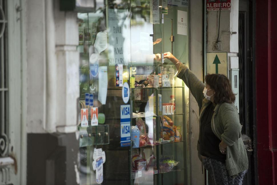 DISTANCIA SOCIAL. Farmacia en plazoleta Mitre.