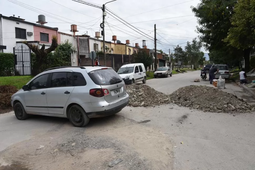 OBSTÁCULOS EN YERBA BUENA. En algunas calles se observan montículos de ripio para impedir la circulación vehicular como parte del plan de acción. 