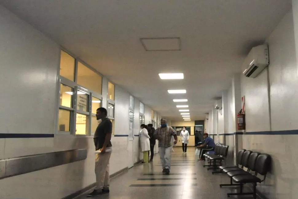 ESPERA. Uno de los pasillos del Hospital Padilla, donde los consultorios externos ya solo atienden urgencias.  