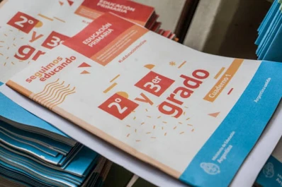 Educación: distribuirán tareas escolares impresas hasta en los súper