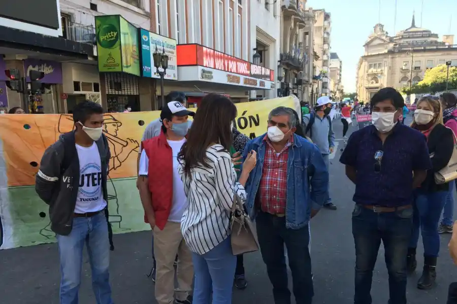 COMUNICACIÓN. La ministra de Gobierno salió a hablar con los manifestantes.