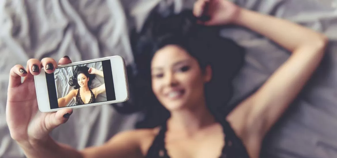 En la cama y con el celular, la práctica del sexting crece durante la cuarentena.