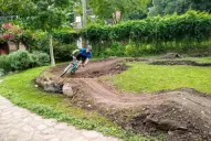 Por la cuarentena, se construyó un circuito para bicicletas en el fondo de su casa