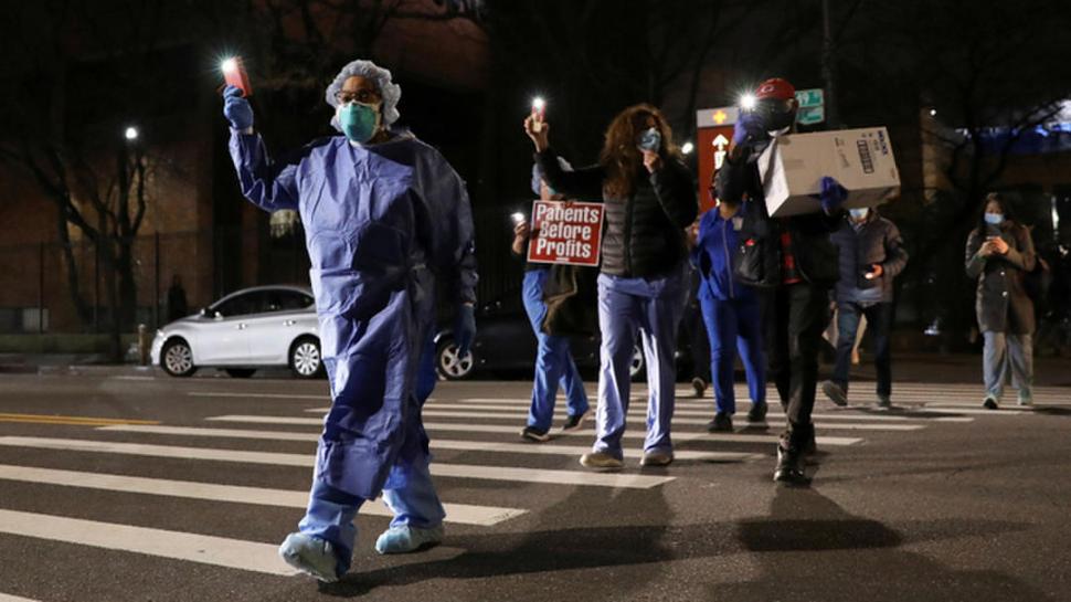 QUEJAS. Personal de Salud protesta, en Estados Unidos, por la falta de insumos para enfrentar la pandemia.  