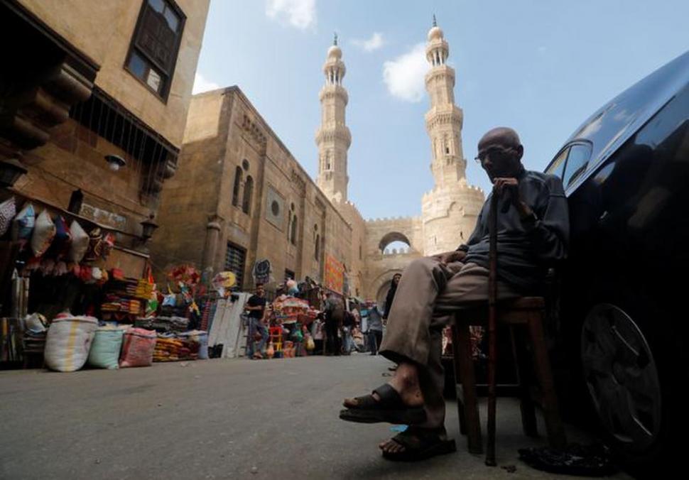 EL CAIRO. En el mes sagrado de Ramadan, las calles están casi vacías por la pandemia. 