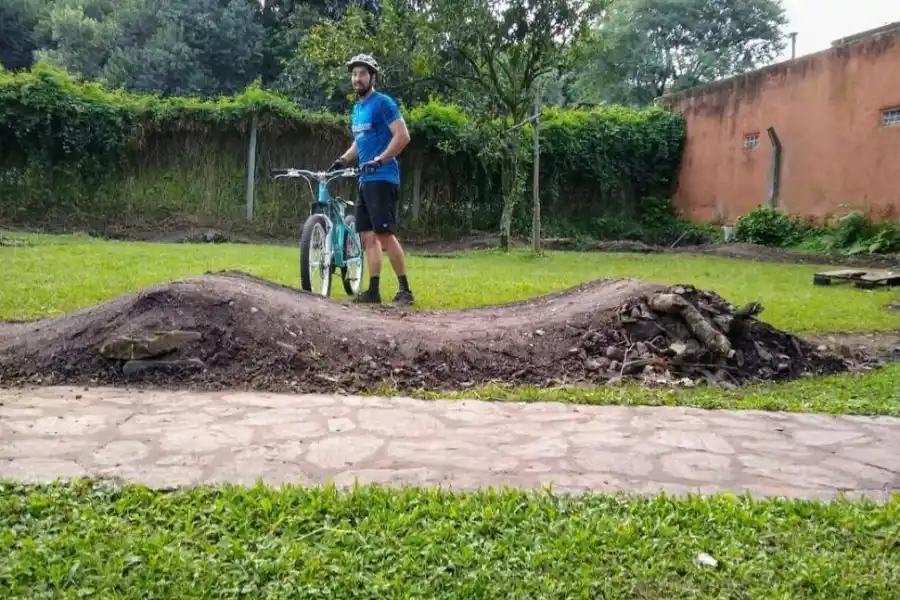 EQUIPADO. Los elementos de seguridad son los básicos para practicar y la “bici” tiene una geometría particular.