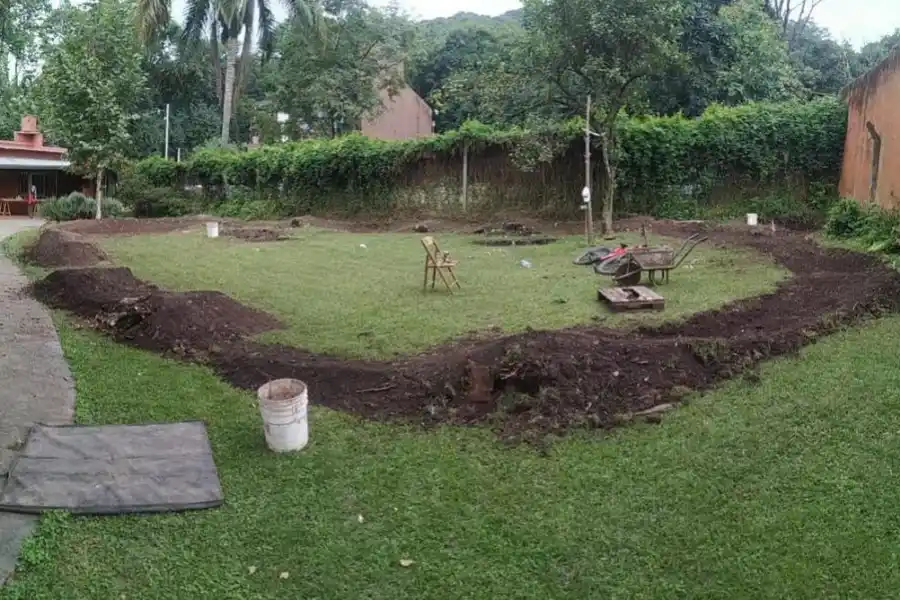 PANORÁMICA. En primer plano el circuito. Atrás la galería, la “tribuna” del trazado.