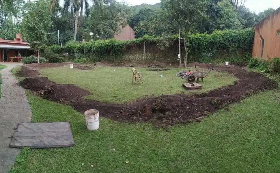 PANORÁMICA. En primer plano el circuito. Atrás la galería, la “tribuna” del trazado.