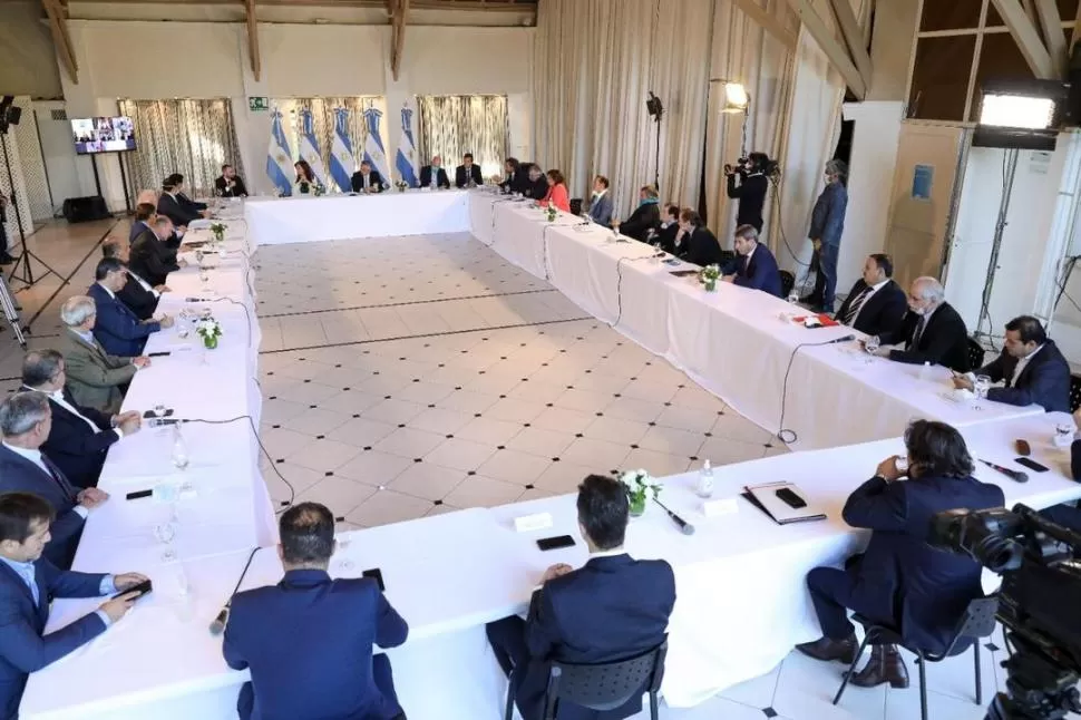 EN LA QUINTA DE OLIVOS. El presidente y su ministro de Economía anunciaron la propuesta para los acreedores. presidencia de la nación